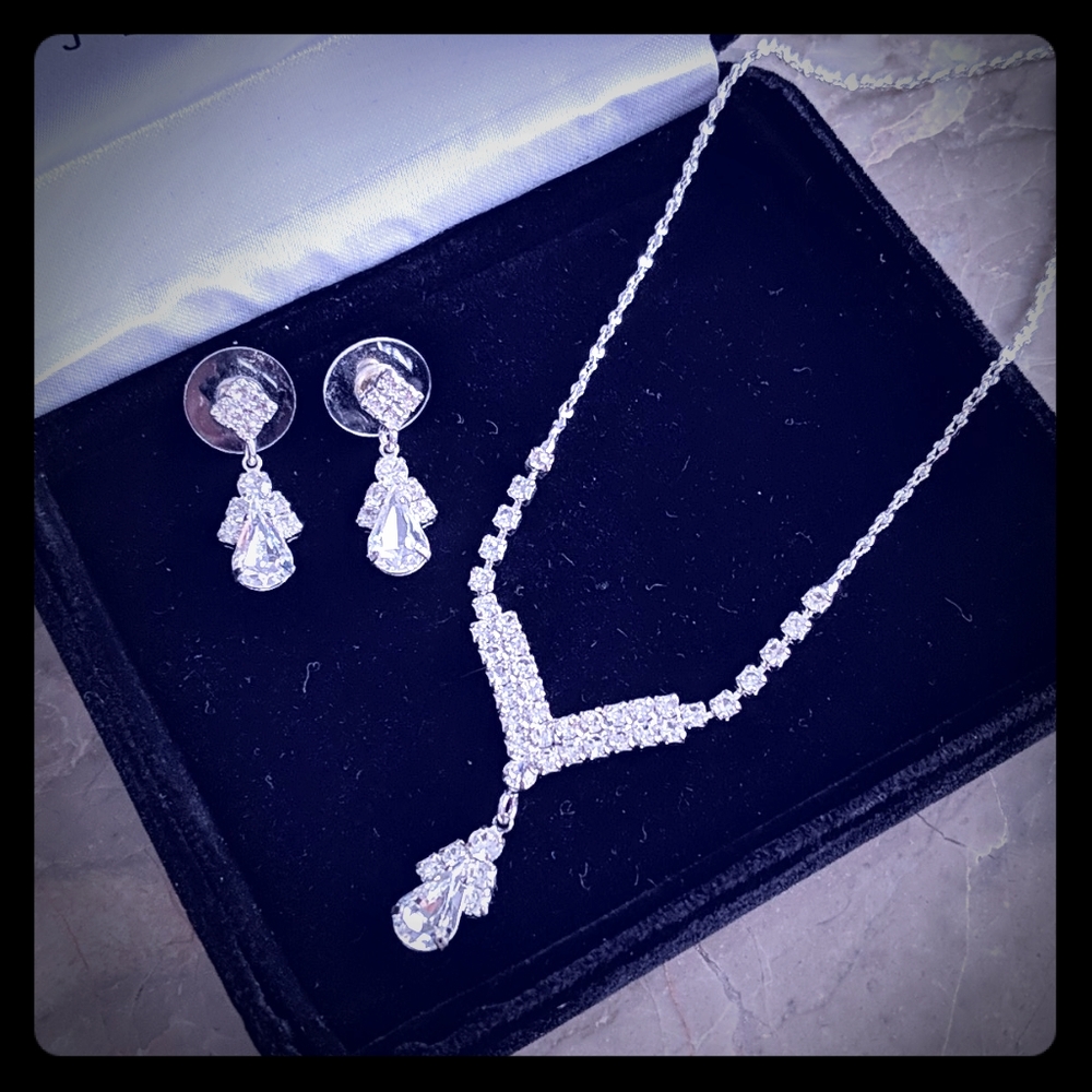 Necklace and earrings set